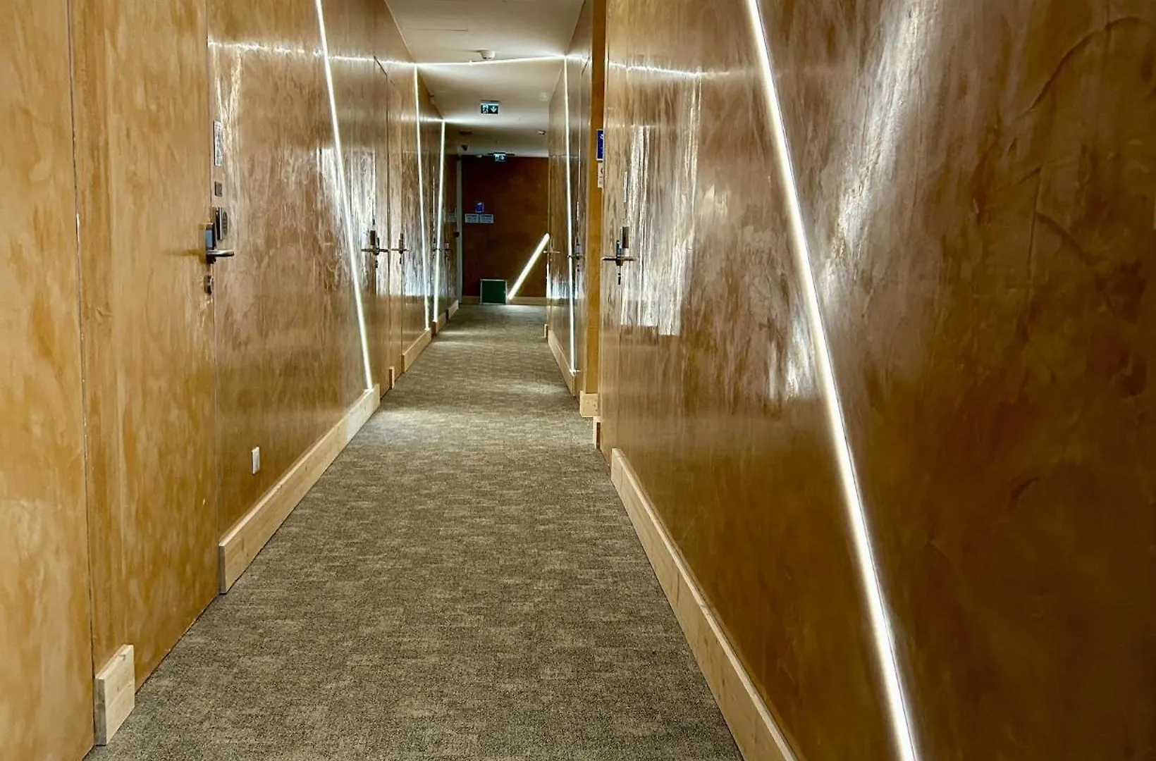 Le B Complexe Hotel Lozanne 0*,